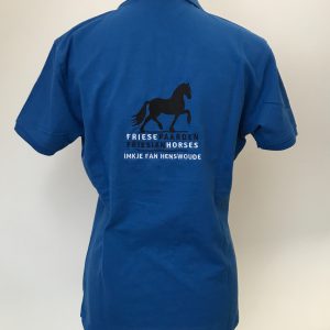 Poloshirt, dames, kobalt blauw, met logo Friese Paarden/Friesian Horses, door ZijHaven3 borduurstudio Lemmer