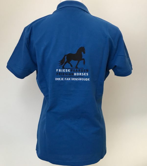 Poloshirt, dames, kobalt blauw, met logo Friese Paarden/Friesian Horses, door ZijHaven3 borduurstudio Lemmer